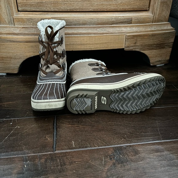 Skechers women’s winter boot - Picture 3 of 4